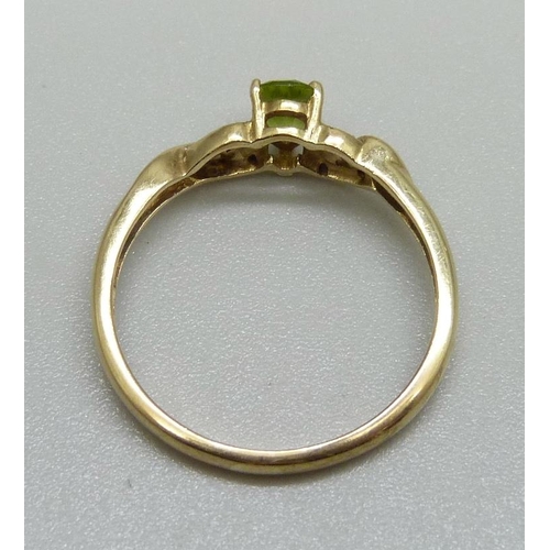 955 - A 9ct gold, peridot and diamond ring, 1.8g, Q