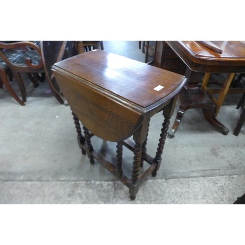 192 - A small oak barleytwist gateleg table