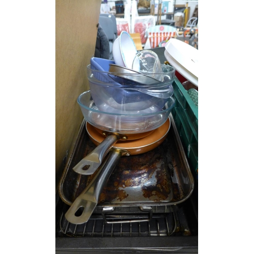 2172 - Household bundle; 3 boxes including brassware, roasting tins, Pyrex dishes, 2 steamers, tent, large ... 