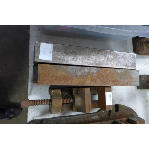 2195 - Engineering job lot: 2 sets of cast parallel engineer's bars, large engineer's vice and ratchet hand... 