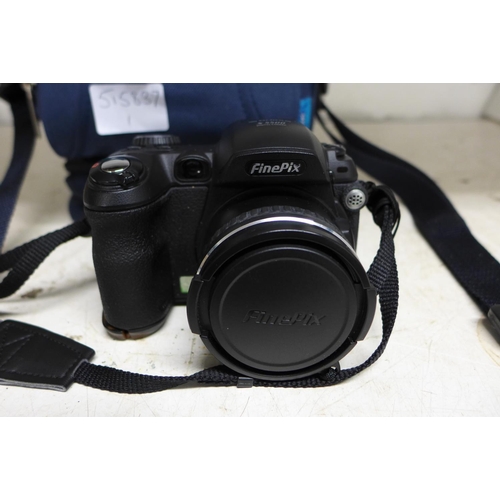 2235 - Fuji Finepix S5500 digital camera in case - W