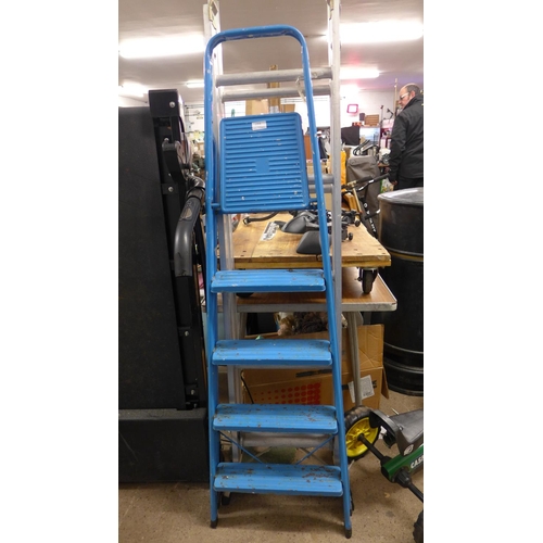 2354 - 2 Metal ladders