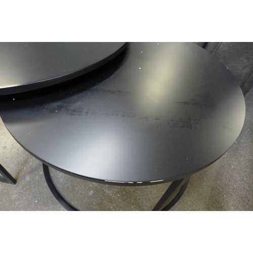 1480 - A nest of two metal tables