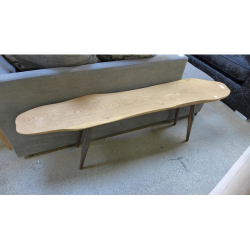 1601 - An oak coffee table