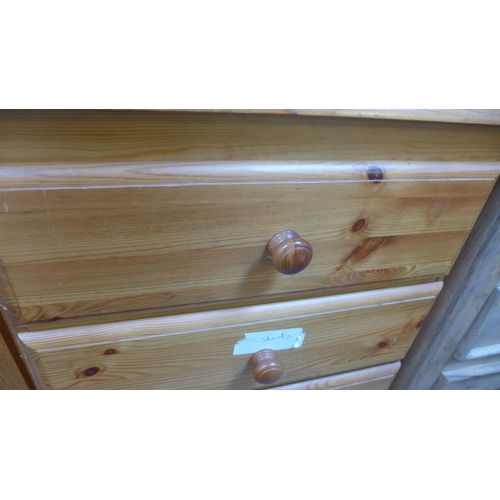 1606 - A pine chest of five drawers