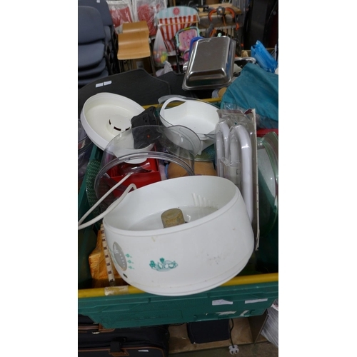 2172 - Household bundle; 3 boxes including brassware, roasting tins, Pyrex dishes, 2 steamers, tent, large ... 