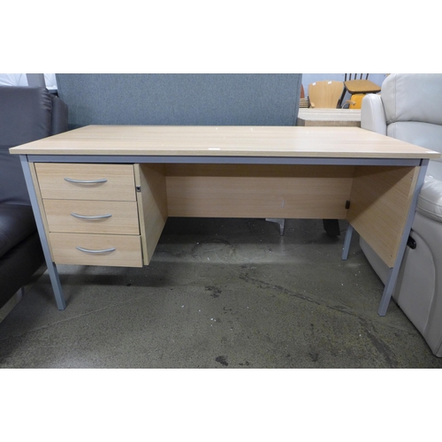 1637 - A wood effect desk with locking drawer and desk chair