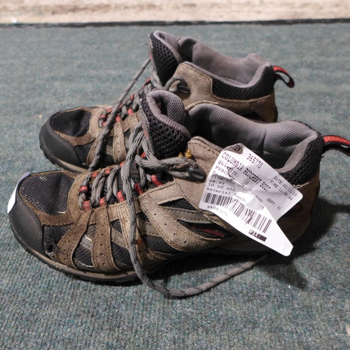 3228 - Pair of men's Columbia waterproof walking boots - UK 8  *This lot is subject to VAT