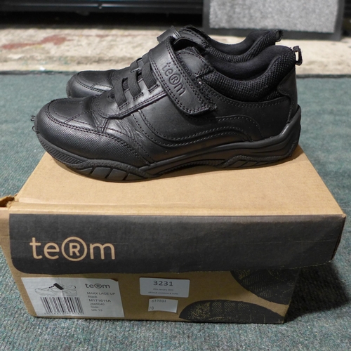 3231 - Pair of kids black school shoes - UK size 13  *This lot is subject to VAT