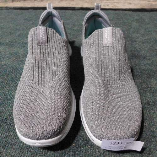 3233 - Two pairs of ladies grey Goga Mat, slip-on Skechers - UK 6  *This lot is subject to VAT