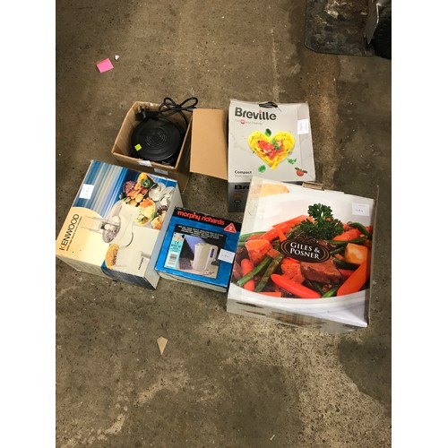 2184 - Compact kitchen job lot: mini deep fat fryer, Breville boxed compact slow cooker, travel kettle, tab... 