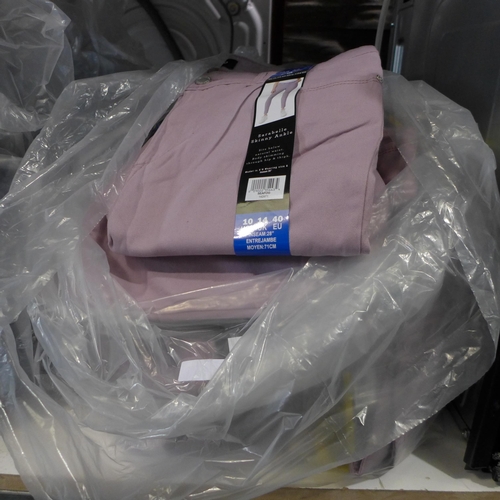 3317 - Bag of ladies Bandolino mauve skinny jeans - mixed sizes  *This lot is subject to VAT