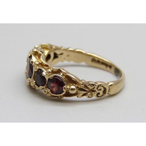 905 - A 9ct gold and five stone garnet ring, 3.2g, L