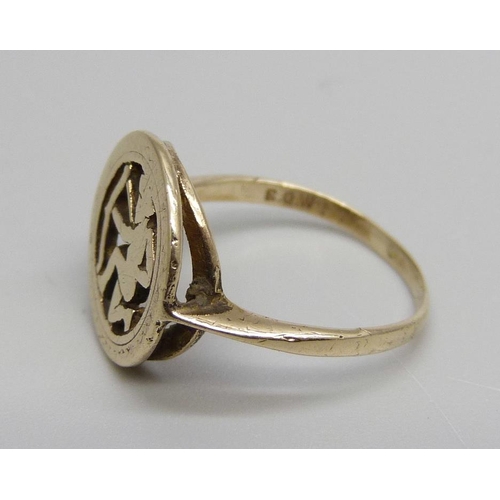 1004 - A yellow metal ring, 2.2g, L