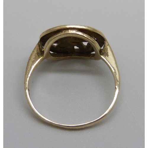 1004 - A yellow metal ring, 2.2g, L