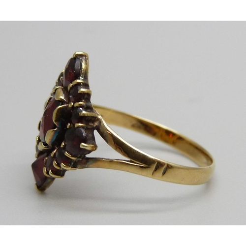 1008 - A 14ct gold and garnet cluster ring, marked 585, 3g, P