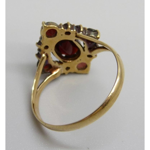 1008 - A 14ct gold and garnet cluster ring, marked 585, 3g, P