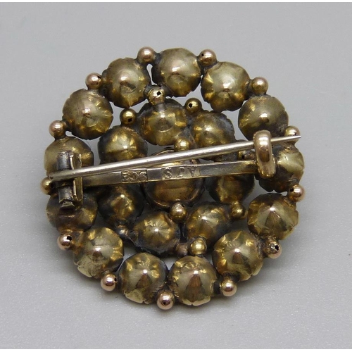 1018 - A 9ct gold French paste cluster brooch, 5.4g, 26mm