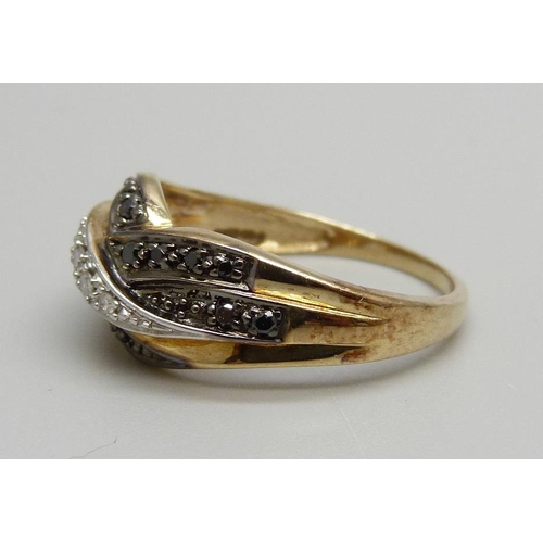 1024 - A 9ct gold and diamond ring, 3.4g, R