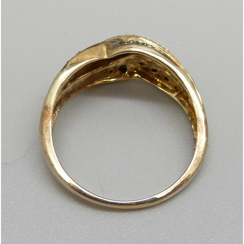 1024 - A 9ct gold and diamond ring, 3.4g, R