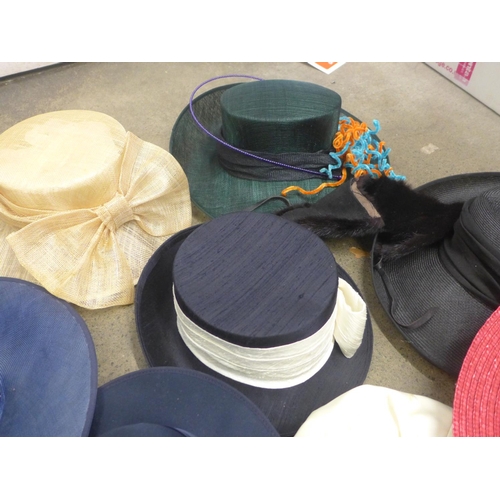 1047 - A collection of wedding and special occasion hats and hat boxes **PLEASE NOTE THIS LOT IS NOT ELIGIB... 