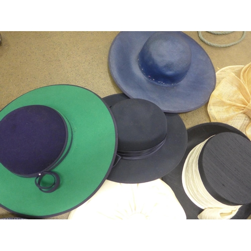 1047 - A collection of wedding and special occasion hats and hat boxes **PLEASE NOTE THIS LOT IS NOT ELIGIB... 