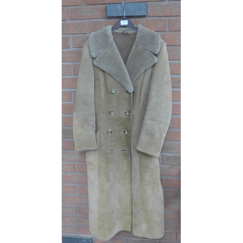 1048 - A lady's 1970s sheepskin overcoat