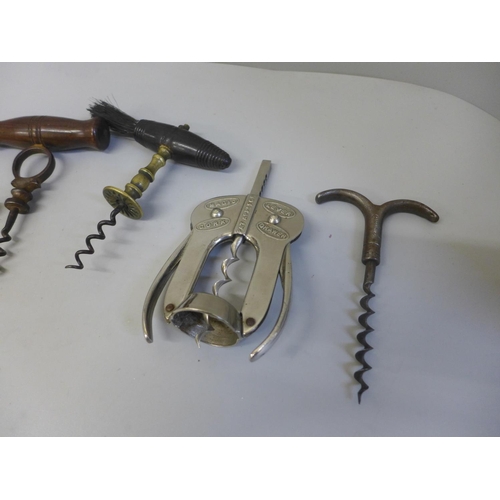 620 - Seven vintage corkscrews