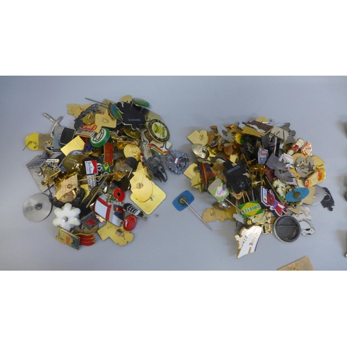 625 - Large mixed lot of vintage pin badges