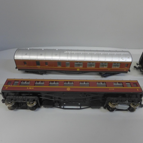 627 - A set of four Hornby Mk 1 00 gauge coaches