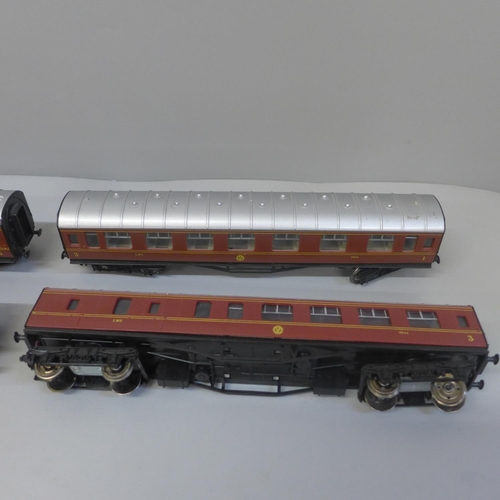 627 - A set of four Hornby Mk 1 00 gauge coaches