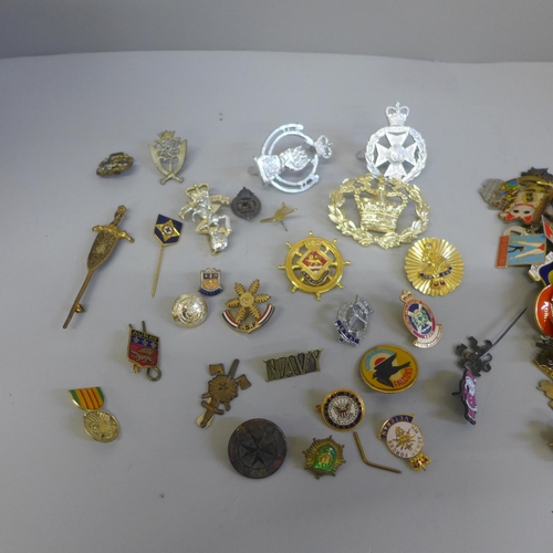 638 - A large mixed lot of vintage badges, stick pins and pin badges, etc.