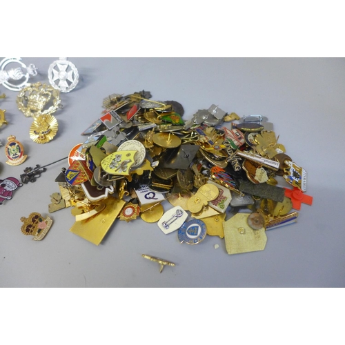 638 - A large mixed lot of vintage badges, stick pins and pin badges, etc.