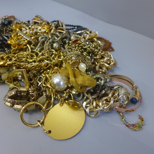 664 - A collection of costume jewellery