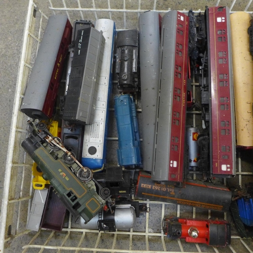 695 - A collection of 00 gauge model rail including five locomotives, etc.