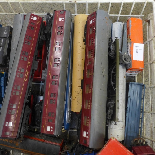 695 - A collection of 00 gauge model rail including five locomotives, etc.