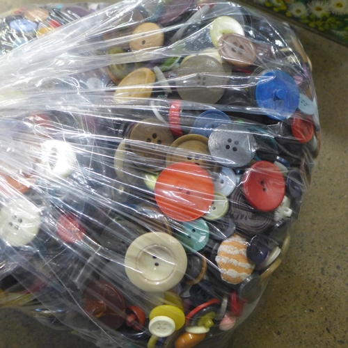 712 - A tin and two bags of vintage buttons