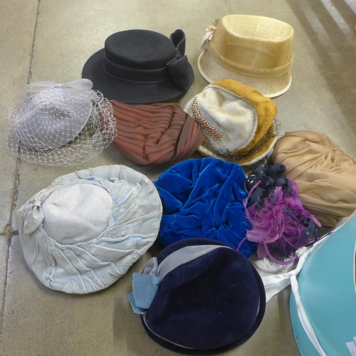 713 - A collection of eighteen lady's vintage hats, berets and hat boxes, UK and USA