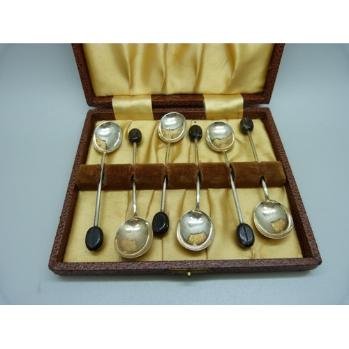 792 - A cased set of six silver coffee bean spoons, 32g