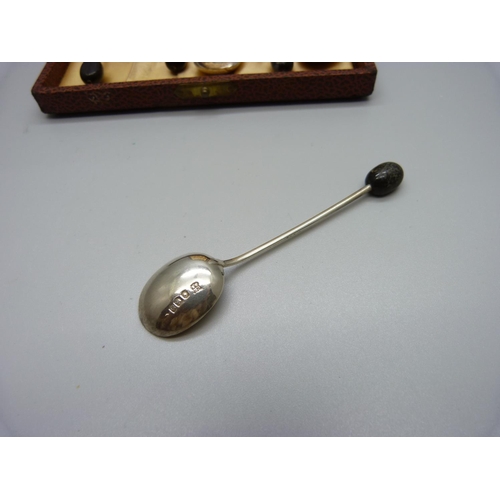 792 - A cased set of six silver coffee bean spoons, 32g