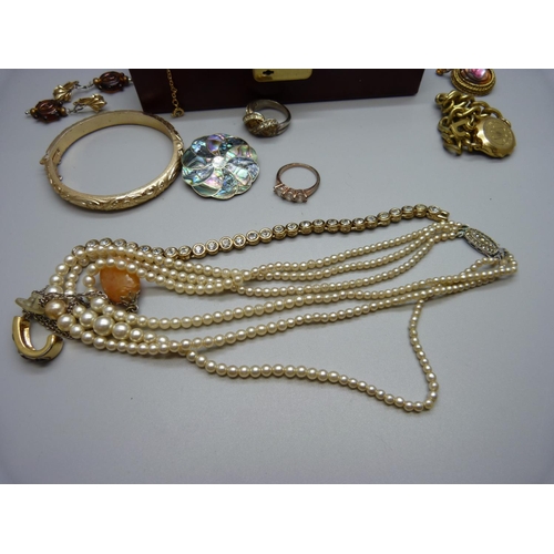 803 - Costume jewellery