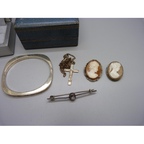 807 - Silver jewellery including a cameo ring and two cameo brooches