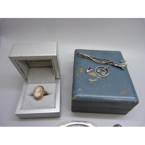 807 - Silver jewellery including a cameo ring and two cameo brooches