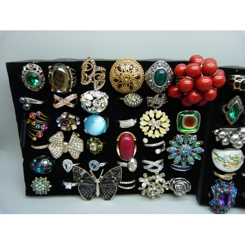 824 - A collection of approximately 60 costume rings