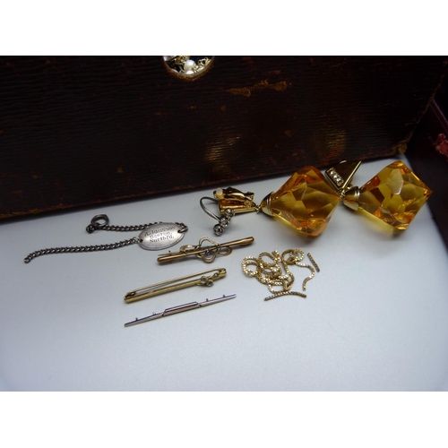 834 - A jewellery box containing silver jewellery including 6g of 9ct scrap gold