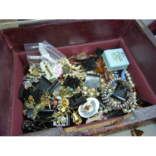 834 - A jewellery box containing silver jewellery including 6g of 9ct scrap gold