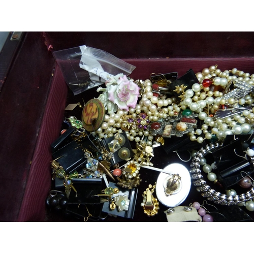 834 - A jewellery box containing silver jewellery including 6g of 9ct scrap gold