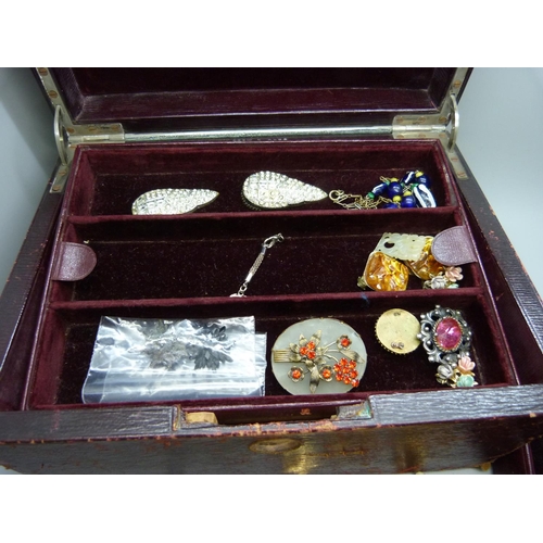 834 - A jewellery box containing silver jewellery including 6g of 9ct scrap gold