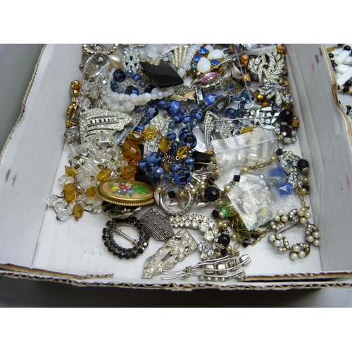 836 - A collection of vintage costume jewellery