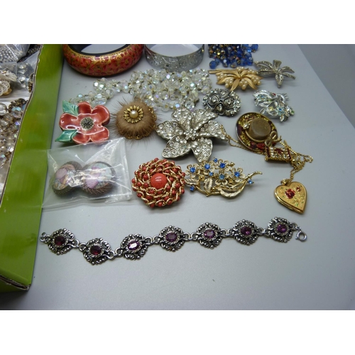 837 - A collection of vintage and later costume jewellery